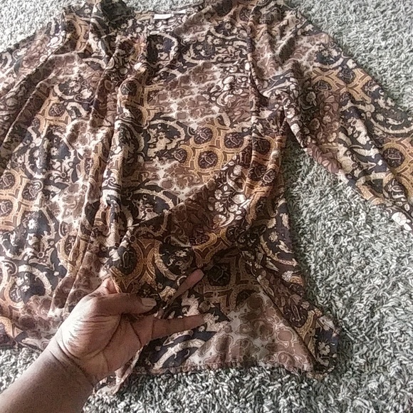 Beautiful button down blouse - Picture 4 of 7